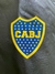 Logo de Boca Juniors en un rompeviento, con fondo negro y detalles en azul y amarillo.