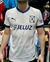 Camiseta suplente blanca de Independiente con detalles en azul y logo de Puma.