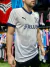 Camiseta suplente blanca de Independiente con detalles oscuros y el logo de JELUZ.