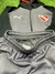 Conjunto de fútbol para niño de Independiente, incluye chaqueta y pantalones cortos en tonos gris y negro.