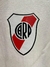 Escudo del Club Atlético River Plate sobre una camperita blanca de algodón.