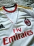 Camiseta retro del AC Milan de Kaka, temporada 2013/2014, con detalles en blanco y rojo.