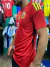 Camiseta roja de la selección argentina con detalles en negro y verde, modelo del Dibu Martínez, utilizada en la final de Qatar 2022.