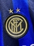 Logo bordado del Inter de Milán en una camiseta de niño con detalles en azul y negro.