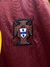 Escudo bordado de la camiseta de Portugal, edición 2018-2019, con detalles en rojo y negro.