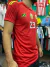Camiseta roja de la selección argentina, modelo del Dibu Martínez, con el número 23 y detalles en verde.