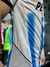 Camiseta retro de Racing año 2004, vista lateral mostrando el diseño y los detalles del tejido.