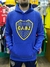 Buzo canguro de Boca Juniors con escudo frontal en color azul y detalles amarillos.