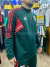 Buzo medio cierre de entrenamiento de River Plate, color verde con detalles en rojo y franjas en las mangas, modelo de Adidas.