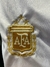 Insignia bordada de la Asociación del Fútbol Argentino (AFA) en color dorado, con tres estrellas, sobre fondo blanco.