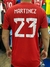 Camiseta roja de Dibu Martínez con el número 23 en la espalda, vista desde atrás.