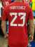 Camiseta roja de Dibu Martínez con el número 23 en la espalda, vista desde atrás.