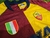 Camiseta bicolor de la Roma con diseño de la época de Batistuta, mostrando los colores granate y amarillo, con emblemas y escudo.