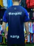 Camiseta alternativa de Independiente en color azul, vista trasera, con el logo de Grupo Marquez y Kanji en la parte inferior.