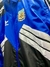Rompeviento retro de Argentina 1994, con el logo de la AFA y detalles en azul, negro y blanco.