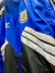 Rompeviento retro de Argentina 1994, con el logo de la AFA y detalles en azul, negro y blanco.