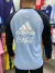 Buzo retro de Argentina 2006, con logo de Adidas y Coca-Cola, visto desde atrás.