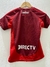 Camiseta suplente de River Plate para niños, color rojo, vista trasera con logotipo de DIRECTV y la palabra "Grandeza".