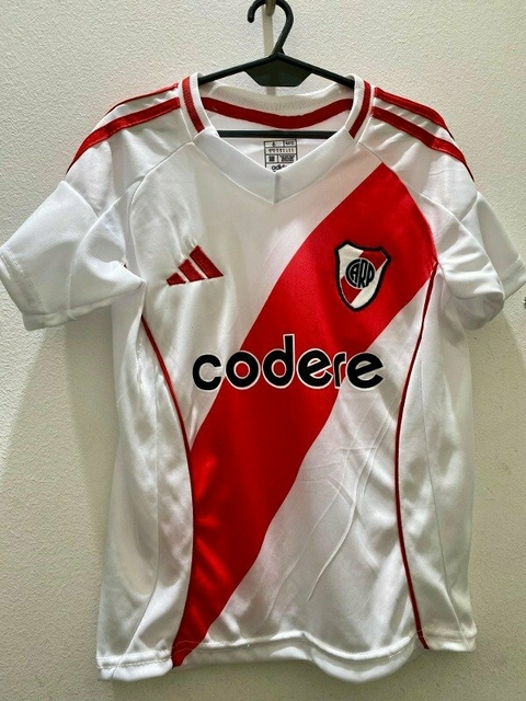 Camiseta titular de River Plate 2024/5 para niño, con diseño blanco y banda roja.