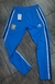 Pantalón de fútbol celeste de Argentina con logo de la AFA y detalles en negro y blanco.