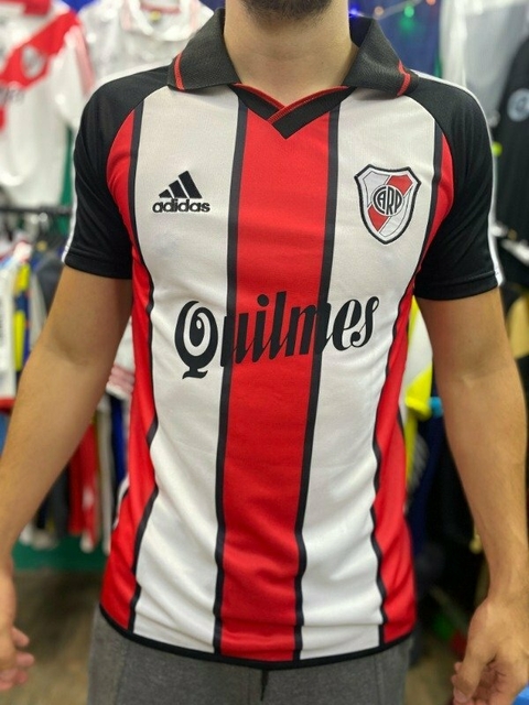 Camiseta retro de River Plate, diseño tricolor con el número 10 y el nombre Ortega, de la temporada 2001.