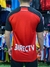 Camiseta suplente de River Plate 23/24 en color rojo y negro, vista posterior con el logo de DIRECTV.
