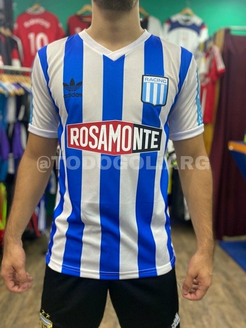 Camiseta retro de Racing Club con rayas verticales azul y blanca, y logo de Rosamonte en el centro.