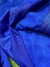 Detalle de un conjunto azul para niño, mostrando el tejido y las costuras.