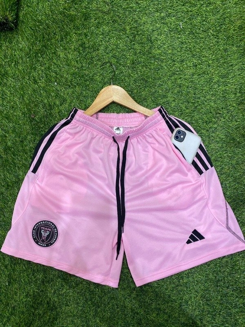 Shorts rosa del Inter de Miami con detalles en negro y logo del equipo.