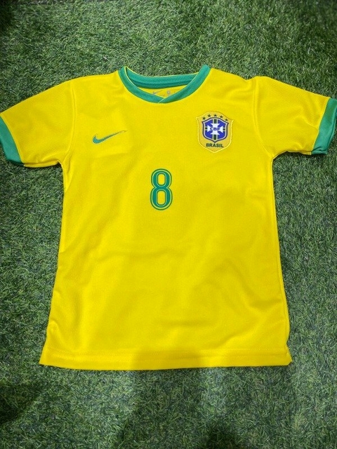 Camisa de fútbol amarilla de Brasil con el número 8 y el logo de Nike.