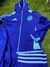 Conjunto deportivo azul para niño con capucha y detalles en celeste, con el escudo de la AFA.