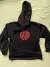 Buzo canguro negro para niño con logo de River Plate en color rojo.