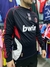 Buzo retro del AC Milan 2006, color negro con detalles en rojo y el logo de Bwin en el frente.