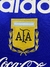 Logo de la Asociación del Fútbol Argentino (AFA) en un buzo retro de 1994, con fondo azul.