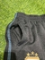 Pantalón negro para niño con detalles de costura azul y logotipo bordado de Argentina.