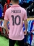 Hombre de espaldas vistiendo una camiseta rosa del Inter de Miami con el nombre "MESSI" y el número "10".