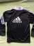 Buzo medio cierre negro de River Plate con logotipo de Adidas en la espalda.