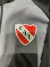 Logotipo del Club Atlético Independiente en un conjunto deportivo para niños.