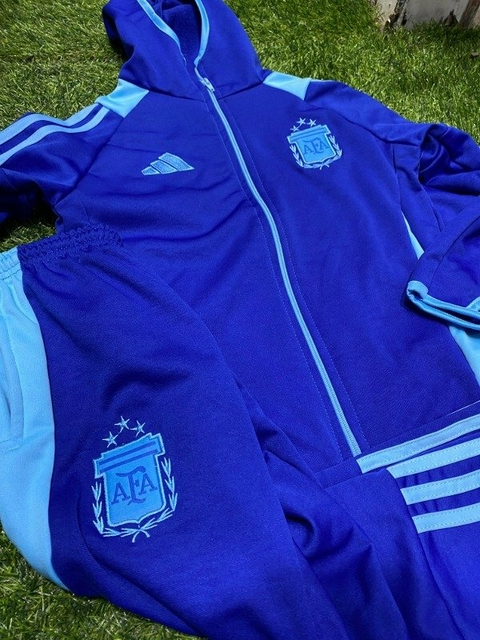 Conjunto de entrenamiento azul para niño con detalles en celeste y escudo de la AFA.