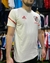 Remera de algodón de River Plate, con detalles en rojo y el logo del club en el pecho.