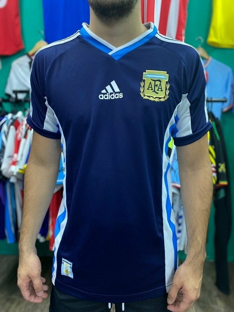 Camiseta retro suplente de Argentina de 1998, modelo de Batistuta, con detalles en azul y blanco.