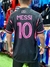 Camiseta negra del Inter de Miami, mostrando el nombre "MESSI" y el número "10" en color rosa.