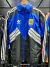 Chaqueta rompeviento retro de Argentina, modelo 1994, con diseño en azul y negro y logo de la AFA.