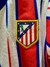 Detalle del escudo del Atlético Madrid en la camiseta de Julián Álvarez para niños.