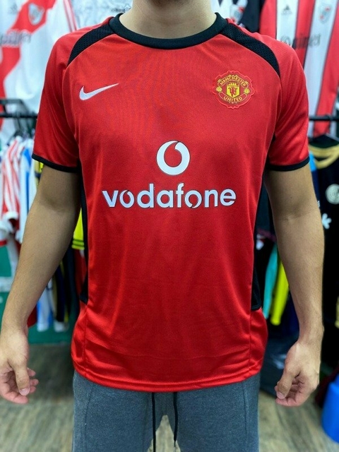 Camiseta retro del Manchester United, temporada 2003/2004, con logo de Vodafone y emblema del club.