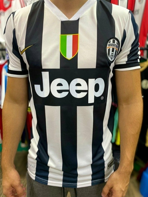 Camiseta retro de la Juventus 2015 con los colores blanco y negro, patrocinada por Jeep, vista frontal.