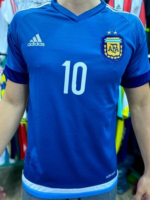 Camiseta suplente de la selección argentina, color azul, con el número 10 y el escudo de la AFA.