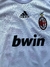 Camiseta blanca de niño con el logo de Adidas y el emblema del AC Milan, modelo retro de Ronaldinho.