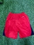 Short rojo del Dibu Martínez, con un diseño simple y cómodo, ideal para actividades deportivas.