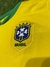 Escudo de la selección de fútbol de Brasil en una camiseta amarilla